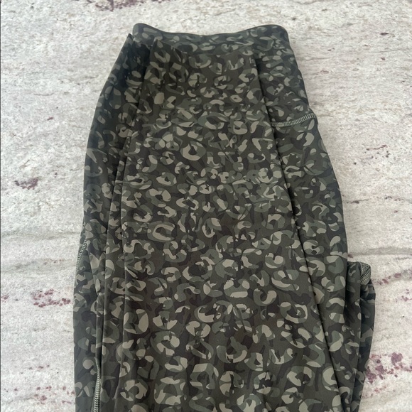 Lululemon 🐢 Base Pace 25” HR Running Tight size 6 Intertwined Camo Medium Olive - Picture 9 of 9